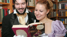 В библиотеке имени Льва Толстого шумным балом отметили 185-летие со дня рождения своего литературного покровителя. Фото Михаила ПЕРМИНА