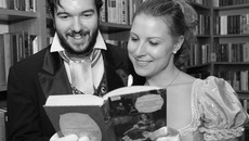 В библиотеке имени Льва Толстого шумным балом отметили 185-летие со дня рождения своего литературного покровителя. Фото Михаила ПЕРМИНА