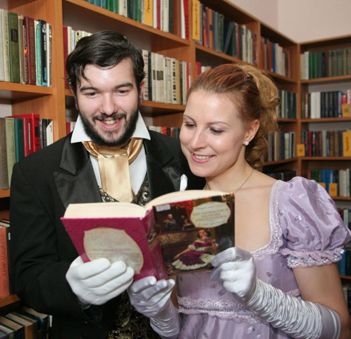 В библиотеке имени Льва Толстого шумным балом отметили 185-летие со дня рождения своего литературного покровителя. Фото Михаила ПЕРМИНА