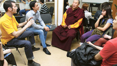 Посетители «читают» буддийского ламу. Фото Аркадия УВАРОВА