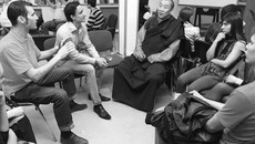 Посетители «читают» буддийского ламу. Фото Аркадия УВАРОВА