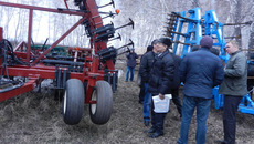 Осмотр участниками районной агроконференции техники  в фермерском хозяйстве «Вознесенка». Фото Марины ЛУПЕЙКЕНЕ