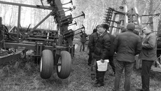 Осмотр участниками районной агроконференции техники  в фермерском хозяйстве «Вознесенка». Фото Марины ЛУПЕЙКЕНЕ