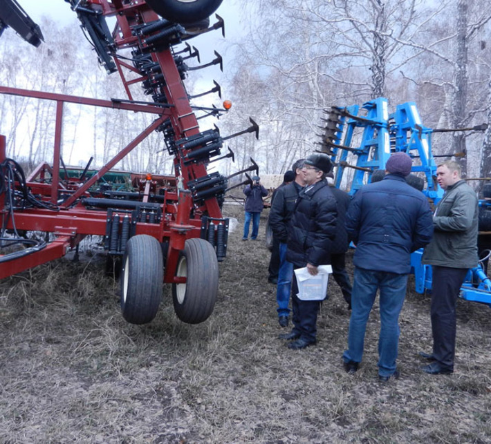 Осмотр участниками районной агроконференции техники в фермерском хозяйстве «Вознесенка». Фото Марины ЛУПЕЙКЕНЕ