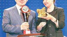 Напутствие от победительницы прошлого года победителю конкурса-2013. Фото Аркадия УВАРОВА