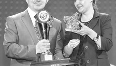 Напутствие от победительницы прошлого года победителю конкурса-2013. Фото Аркадия УВАРОВА