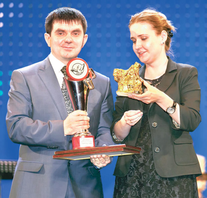 Напутствие от победительницы прошлого года победителю конкурса-2013. Фото Аркадия УВАРОВА