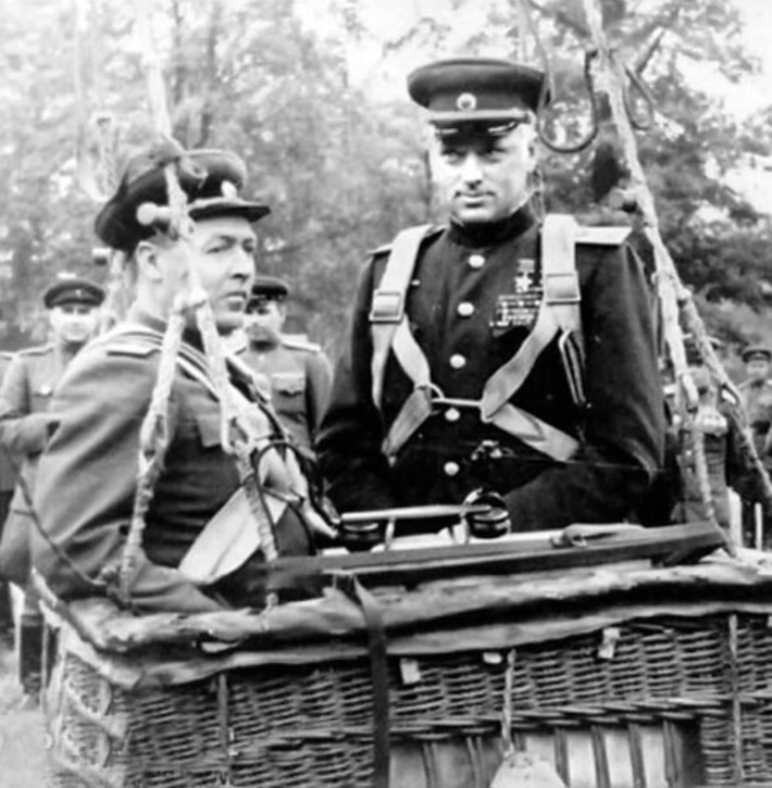 Рокоссовский перед подъемом  на воздушном шаре. Фото с сайта www.rufort.info