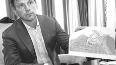 Александр Илющенко показал «скандальный» земельный участок на берегу Берди. Фото Михаила ПЕРМИНА