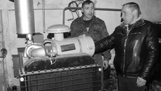 Машинист Евгений Рыжков и директор МП «ЖКХ Быструхинского сельсовета» Евгений Иваненко обеспечивают готовность дополнительного источника питания. Фото Галины ПРОСКУРНИКОВОЙ