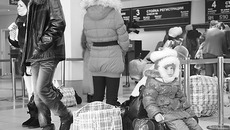 Чемоданное настроение по дороге к дому. Фото Михаила ПЕРМИНА