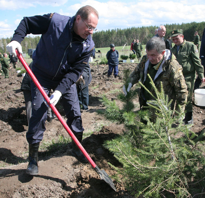 Если за работу взяться всем миром, то спорится она быстро и весело. Фото Михаила ПЕРМИНА