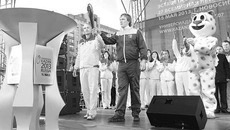 Финиш новосибирского этапа эстафеты на площади Пименова. Фото Аркадия УВАРОВА