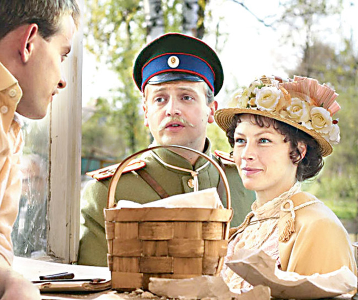 Кадры из фестивальных фильмов «Подпоручик Ромашов» и «Господа офицеры. Спасти императора». Фото с сайта kino-teatr.ru