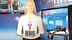 У стенда проекта «Национальная инновационная система» «картонная» девушка разговаривает и улыбается. Ее мимика полностью идентична живой. Фото предоставлено пресс-службой «Единой России»