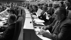 На сессии Законодательного собрания депутаты одобрили более тридцати законопроектов. Фото Аркадия УВАРОВА