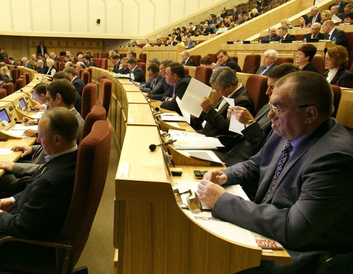 На сессии Законодательного собрания депутаты одобрили более тридцати законопроектов. Фото Аркадия УВАРОВА