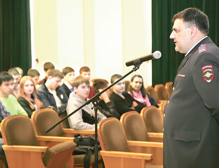 Сотрудники ГИБДД напоминают студентам СГУПС о том, как вести себя на дорогах. Фото Михаила ПЕРМИНА
