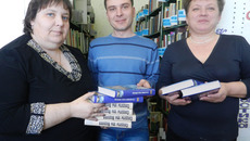Сотрудники отдела комплектования  и обработки книг из Краснозёрского района Людмила Соломина, Максим Захаров  и Татьяна Задорожная (слева направо) Фото Марины ЛУПЕЙКЕНЕ