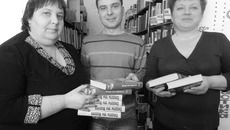 Сотрудники отдела комплектования  и обработки книг из Краснозёрского района Людмила Соломина, Максим Захаров  и Татьяна Задорожная (слева направо) Фото Марины ЛУПЕЙКЕНЕ