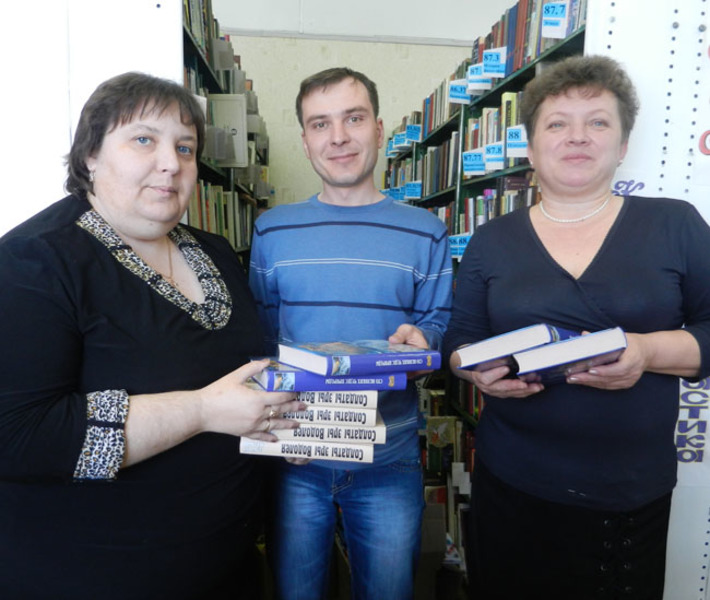 Сотрудники отдела комплектования  и обработки книг из Краснозёрского района Людмила Соломина, Максим Захаров  и Татьяна Задорожная (слева направо) Фото Марины ЛУПЕЙКЕНЕ