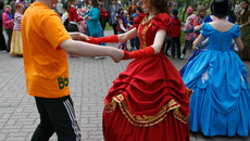 Дамы обучают кавалеров. Фото Аркадия УВАРОВА