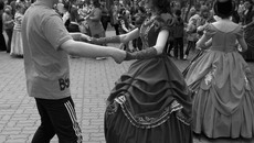 Дамы обучают кавалеров. Фото Аркадия УВАРОВА