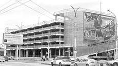 Парковка достроена, но до сих пор не введена в эксплуатацию. Фото Артема ГИНЗБУРГА