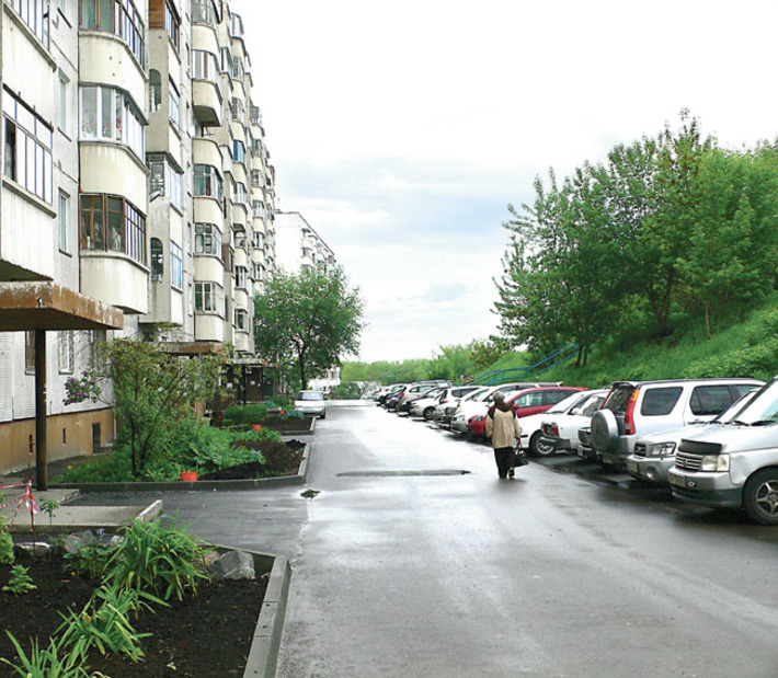 Обновленные дворы на улице Немировича-Данченко (2012 — 2013 гг.) Фото Артёма ГИНЗБУРГА