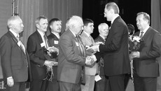 Губернатор Василий Юрченко  вручает Государственные премии Новосибирской области   отмечены очень высокие достижения. Фото Аркадия УВАРОВА