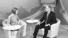 В течение часа в режиме нон-стоп губернатор Василий Юрченко давал исчерпывающие ответы на вопросы телезрителей. Фото Аркадия УВАРОВА