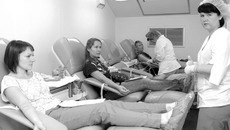 В прошлом году в лечебные учреждения области было передано более 18 тонн компонентов крови. Фото Аркадия УВАРОВА
