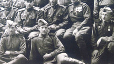 Виктор Фролов в годы войны (на переднем плане) и в наши дни. Фото из личного архива семьи ФРОЛОВЫХ