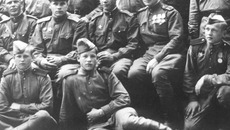 Виктор Фролов в годы войны (на переднем плане) и в наши дни. Фото из личного архива семьи ФРОЛОВЫХ