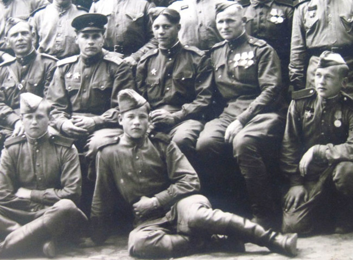 Виктор Фролов в годы войны (на переднем плане) и в наши дни. Фото из личного архива семьи ФРОЛОВЫХ