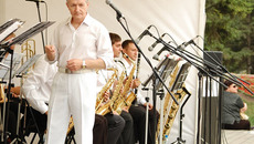 Владимир Толкачёв и его Биг-бэнд на ступенях дома Ленина. Фото Алексея КУДИНОВА