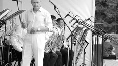 Владимир Толкачёв и его Биг-бэнд на ступенях дома Ленина. Фото Алексея КУДИНОВА