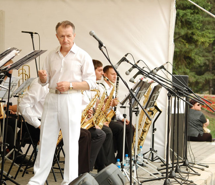 Владимир Толкачёв и его Биг-бэнд на ступенях дома Ленина. Фото Алексея КУДИНОВА