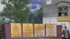 По проекту на аллее будут установлены пилоны  с названиями предприятий и организаций, эвакуированных в Новосибирск из Ленинграда. Фото с сайта nsknews.info