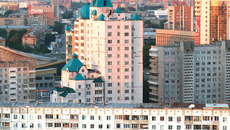 Город растет не по дням... Фото Аркадия УВАРОВА