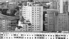 Город растет не по дням... Фото Аркадия УВАРОВА