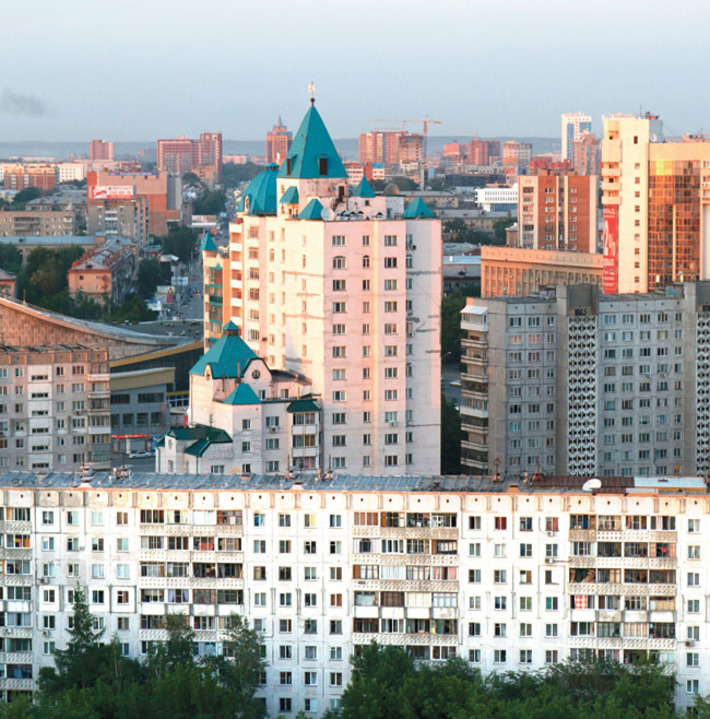 Город растет не по дням... Фото Аркадия УВАРОВА