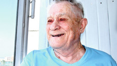 Александр Максимович Агафонов — оптимист и жизнелюб. Чтобы взглянуть на родную Западно-Сибирскую железную дорогу, ему достаточно выйти на лоджию. Фото Елены КОСТИНОЙ