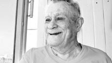 Александр Максимович Агафонов — оптимист и жизнелюб. Чтобы взглянуть на родную Западно-Сибирскую железную дорогу, ему достаточно выйти на лоджию. Фото Елены КОСТИНОЙ