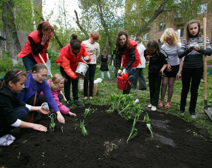 Новосибирцы от мала до велика украшают дворы клумбами, газонами, скульптурами. Фото  Аркадия УВАРОВА