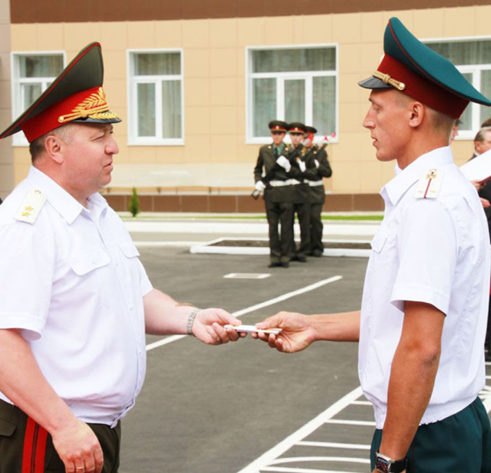Новые погоны военнослужащим вручает генерал-лейтенант Виктор Стригунов. Фото Дмитрия БОЛДЫРЕВА