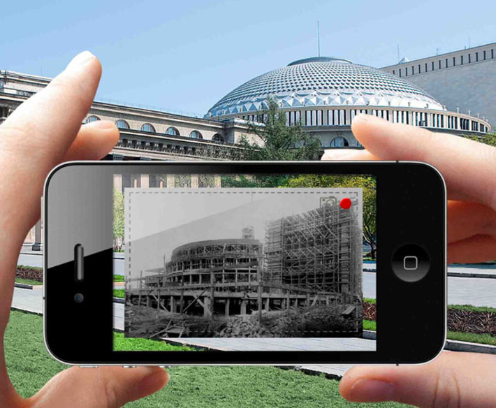 На месте сегодняшнего с помощью смартфона можно увидеть изображение строившегося оперного. Фото предоставлено Музеем города Новосибирска