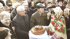 Земляков встречают хлебом-солью.Фото предоставлены Ассоциацией землячеств НСО