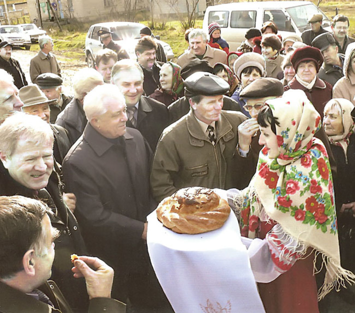 Земляков встречают хлебом-солью.Фото предоставлены Ассоциацией землячеств НСО