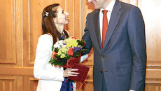 Вручение удостоверения и знака «Народный артист РФ» приме-балерине НГАТОиБ Анне Жаровой. Фото Аркадия УВАРОВА